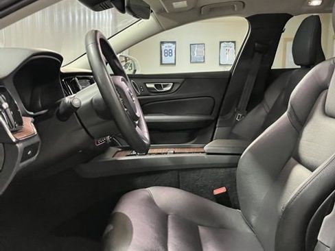 Used 2024 Volvo V60 B5 Cross Country Plus image 11