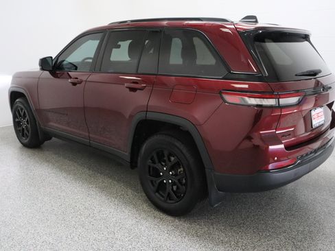Used 2025 Jeep Grand Cherokee Altitude AWD/4WD image 9