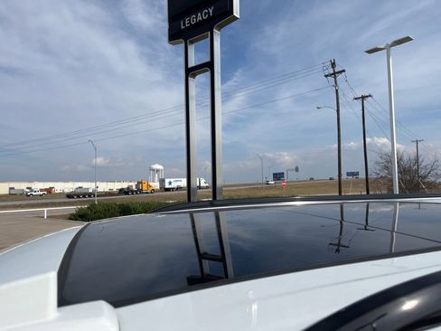 Used 2024 GMC Yukon XL AT4 w/ Technology Package image 8