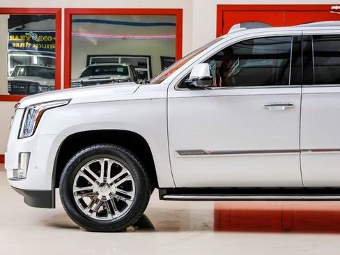 Used 2020 Cadillac Escalade Base image 11