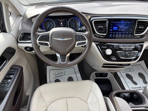 Used 2017 Chrysler Pacifica Touring-L image 3