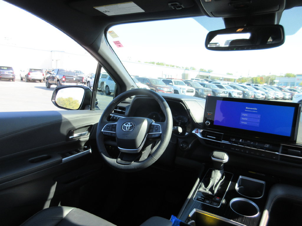 Used 2025 Toyota Sienna XLE Woodland Edition AWD/4WD image 28