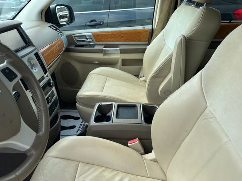 Used 2010 Chrysler Town & Country Limited w/ Entertainment Group #3 FWD image 25