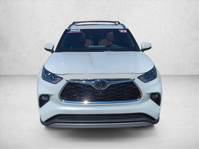 Used 2025 Toyota Highlander Platinum AWD/4WD image 2