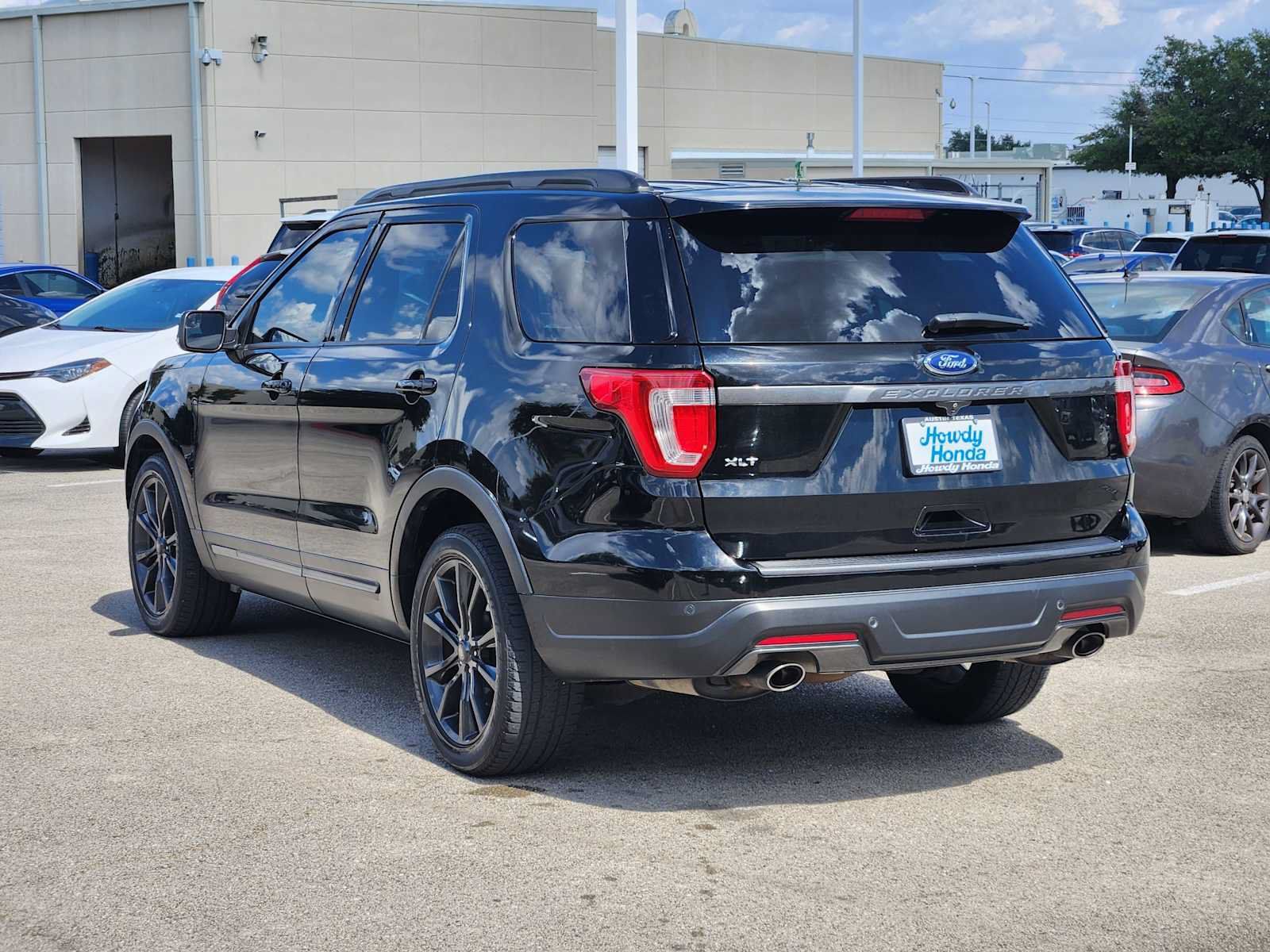 Used 2018 Ford Explorer XLT w/ Equipment Group 202A FWD image 5