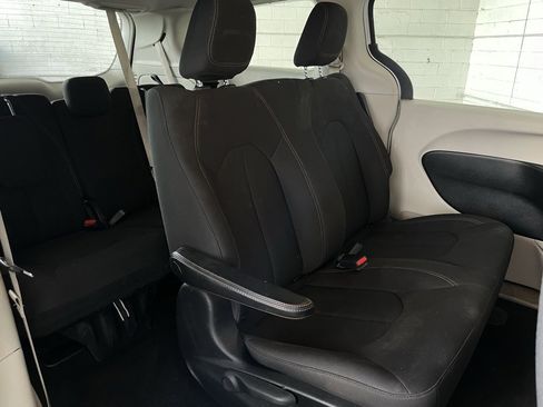 Used 2018 Chrysler Pacifica L image 19