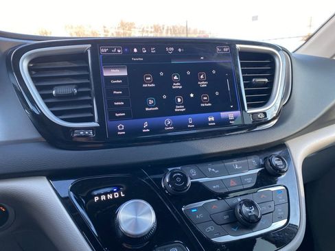 Used 2024 Chrysler Pacifica Touring-L FWD image 34