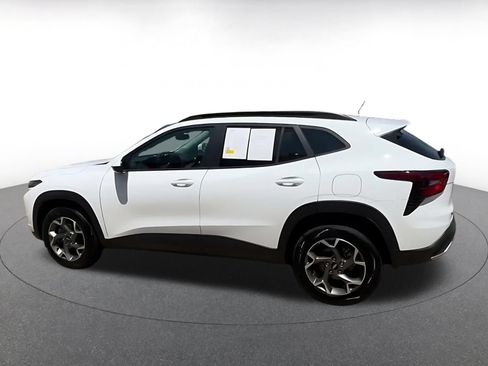 Used 2025 Chevrolet Trax LT FWD image 8
