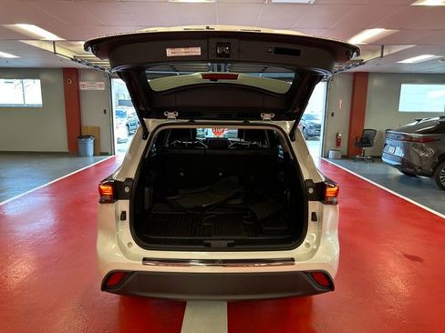 Used 2023 Toyota Highlander XLE AWD/4WD image 25
