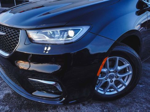 Used 2025 Chrysler Pacifica Select image 39