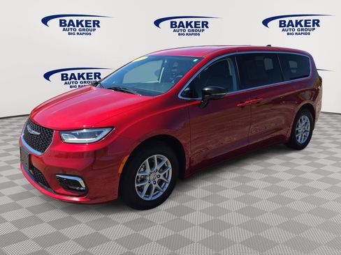 Used 2024 Chrysler Pacifica Touring-L FWD image 8