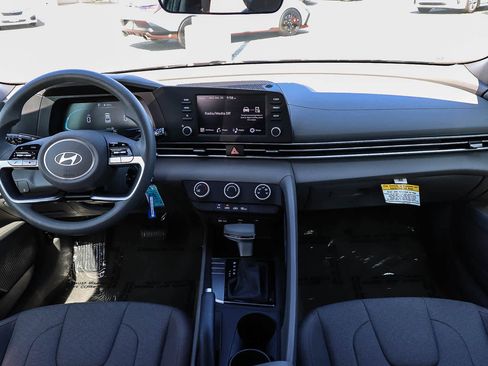 Used 2025 Hyundai Elantra SE w/ Cargo Package image 13