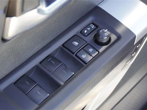 Used 2022 Nissan Frontier SV image 12