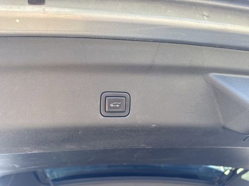 Used 2024 Chevrolet Suburban High Country image 17