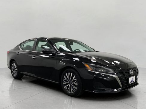 Certified 2025 Nissan Altima 2.5 SV FWD image 1