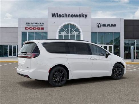 New 2027 Chrysler Pacifica Limited FWD image 4