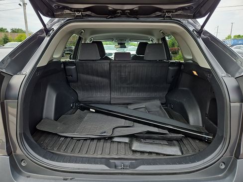 Used 2021 Toyota RAV4 XLE AWD/4WD image 28