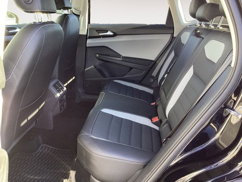 Used 2022 Volkswagen Taos SEL w/ Panoramic Sunroof Package image 28