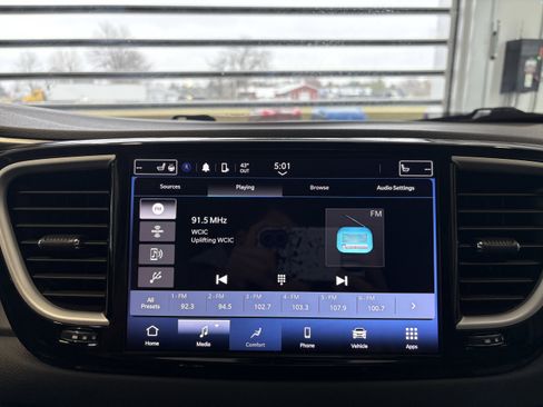 Used 2024 Chrysler Pacifica Touring-L image 15