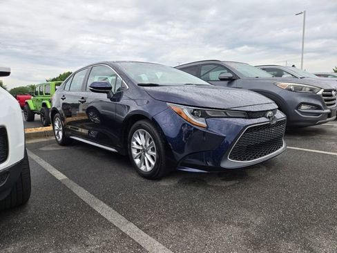 Used 2022 Toyota Corolla XLE FWD image 3