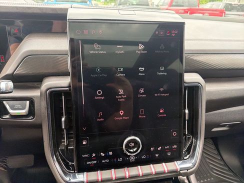 Used 2025 GMC Yukon XL AT4 AWD/4WD image 18