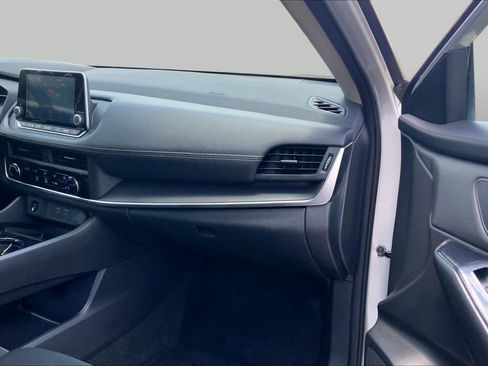 Used 2024 Nissan Rogue S FWD image 18