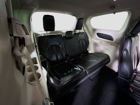 Used 2023 Chrysler Pacifica Touring-L image 39