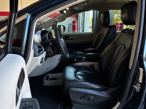 Used 2023 Chrysler Pacifica Touring-L FWD image 11
