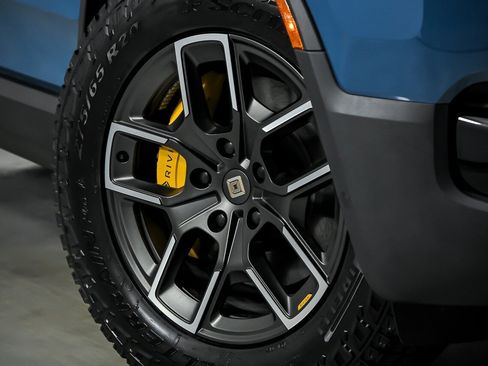 Used 2025 Rivian R1T Premium image 4