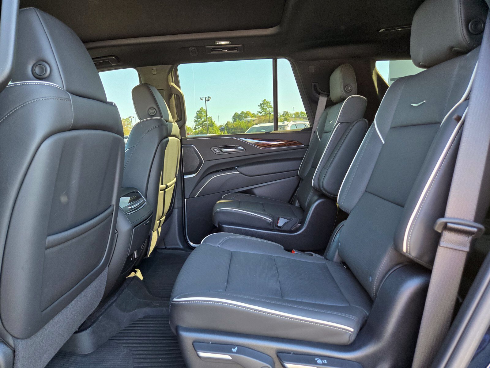 Used 2024 Cadillac Escalade Premium Luxury AWD/4WD image 13
