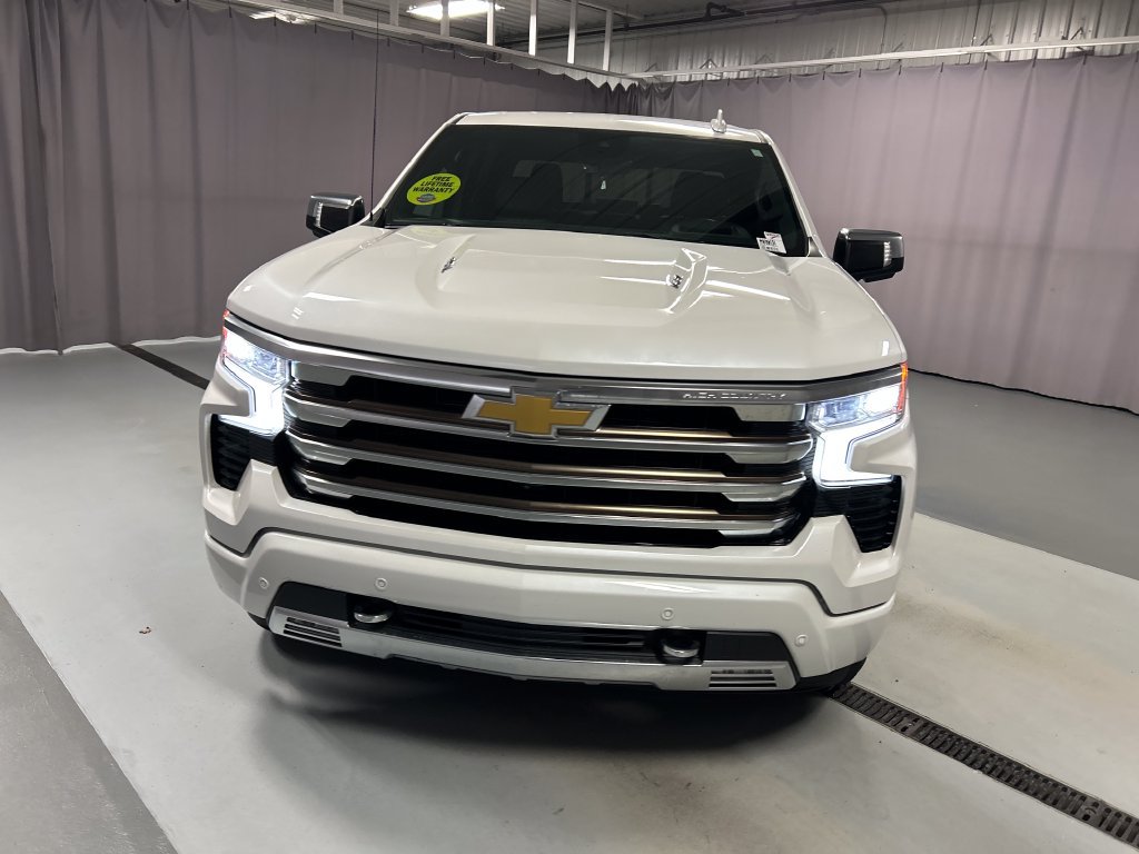 Used 2022 Chevrolet Silverado 1500 High Country w/ Technology Package AWD/4WD image 2
