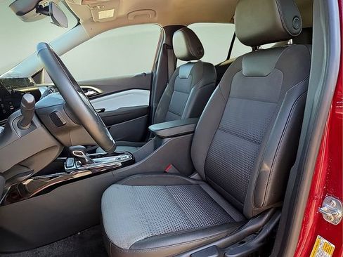 Used 2025 Chevrolet Trax LT w/ Driver Confidence Package FWD image 17