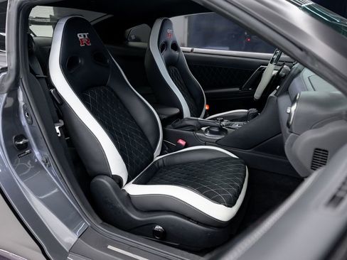Used 2018 Nissan GT-R Premium image 44