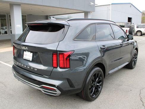 Used 2022 Kia Sorento SX image 3