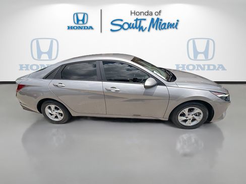 Used 2021 Hyundai Elantra SE FWD image 8