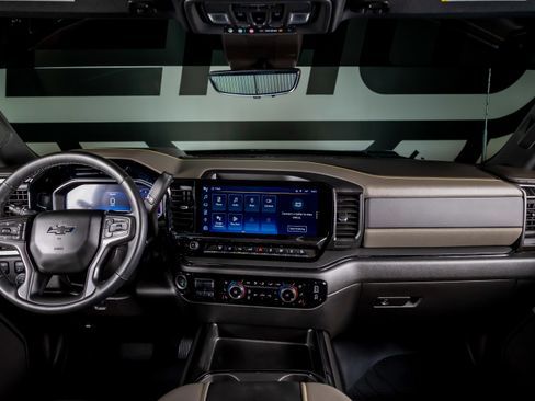 Used 2024 Chevrolet Silverado 2500 ZR2 w/ Technology Package image 2