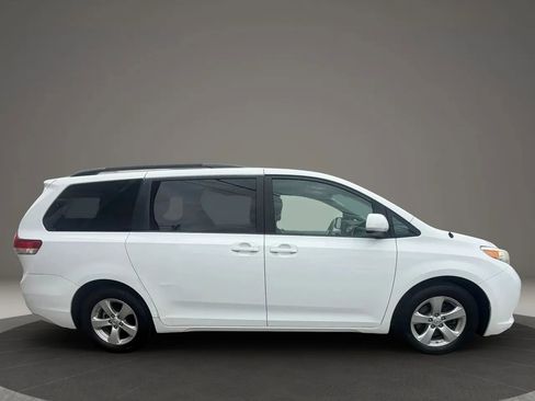 Used 2014 Toyota Sienna LE FWD image 4