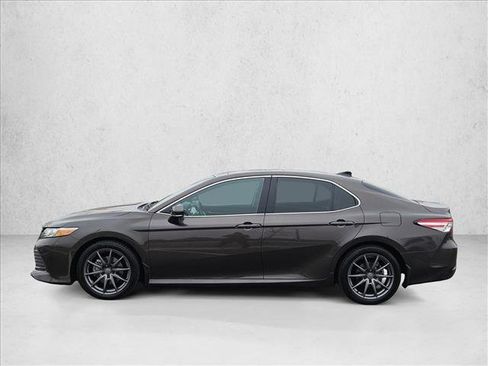 Used 2020 Toyota Camry XLE image 7