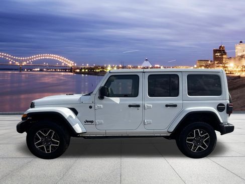 Used 2025 Jeep Wrangler Unlimited Sahara AWD/4WD image 2