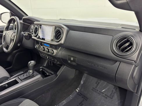 Used 2022 Toyota Tacoma TRD Sport w/ Technology Package image 13