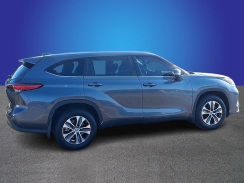 Used 2023 Toyota Highlander XLE AWD/4WD image 5