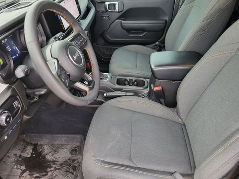 Used 2024 Jeep Wrangler Unlimited image 14