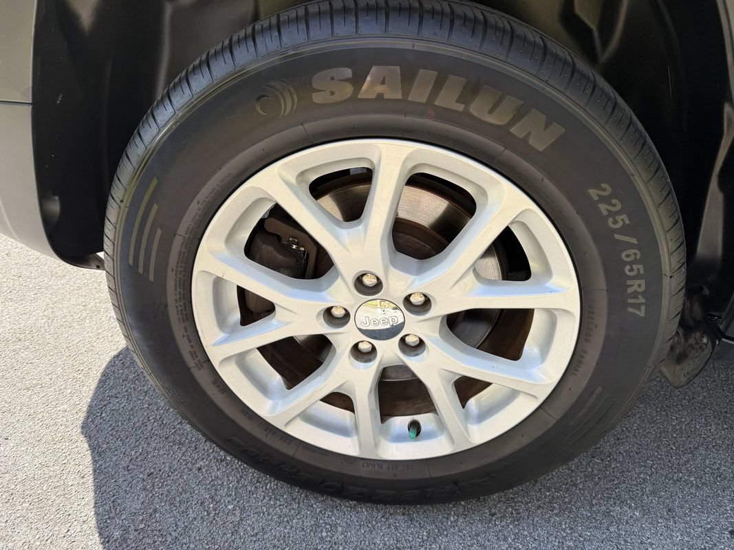 Used 2015 Jeep Cherokee Latitude w/ Cold Weather Group AWD/4WD image 13