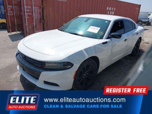 Used 2017 Dodge Charger SE w/ Blacktop Package RWD image 4