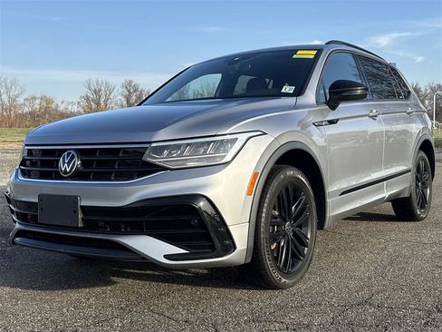 Used 2022 Volkswagen Tiguan SE R-Line image 4