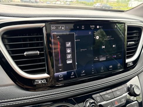 Used 2025 Chrysler Pacifica Limited FWD image 16