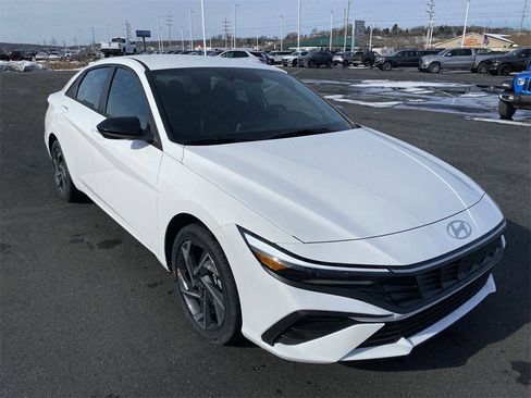 New 2025 Hyundai Elantra SEL image 2