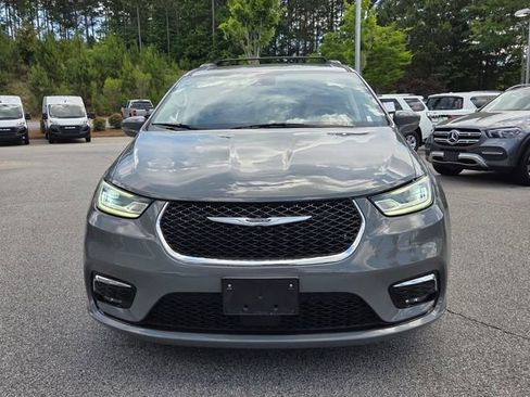Used 2022 Chrysler Pacifica Touring-L FWD image 2