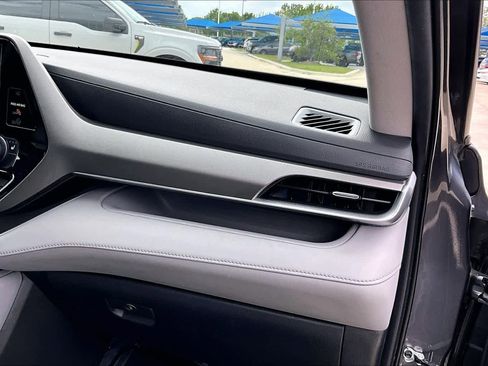 Used 2021 Toyota Highlander XLE FWD image 19