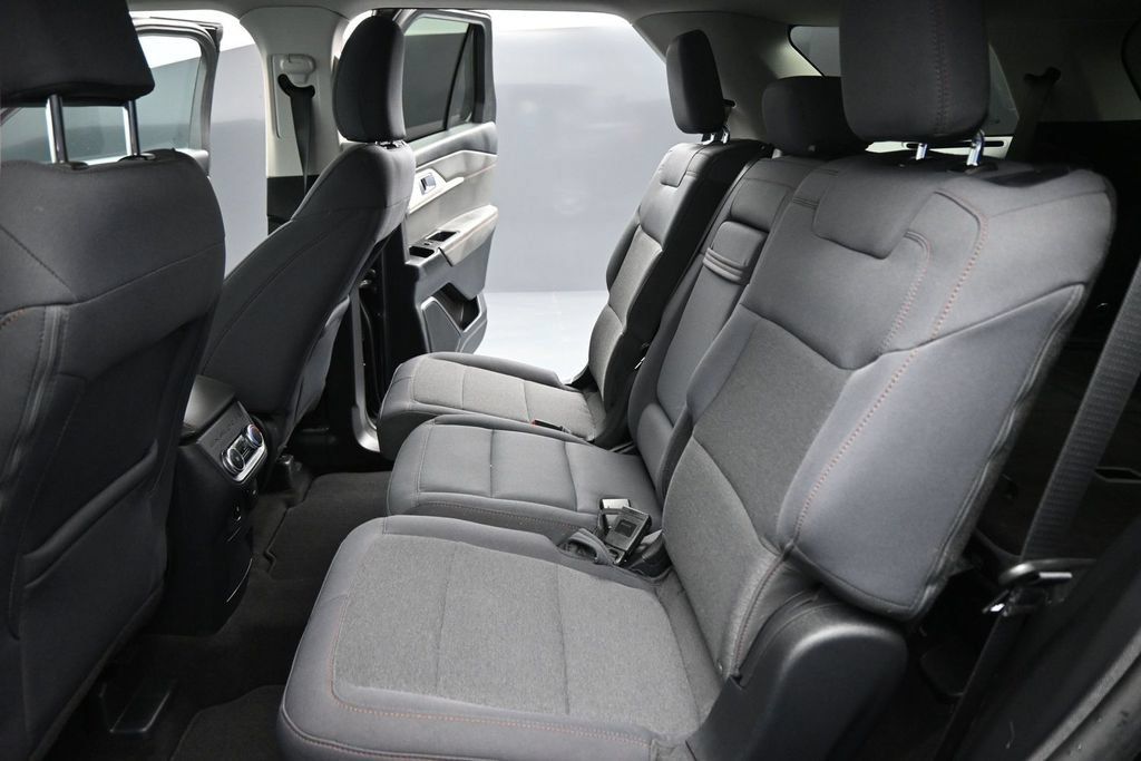 Used 2025 Ford Explorer Active AWD/4WD image 20
